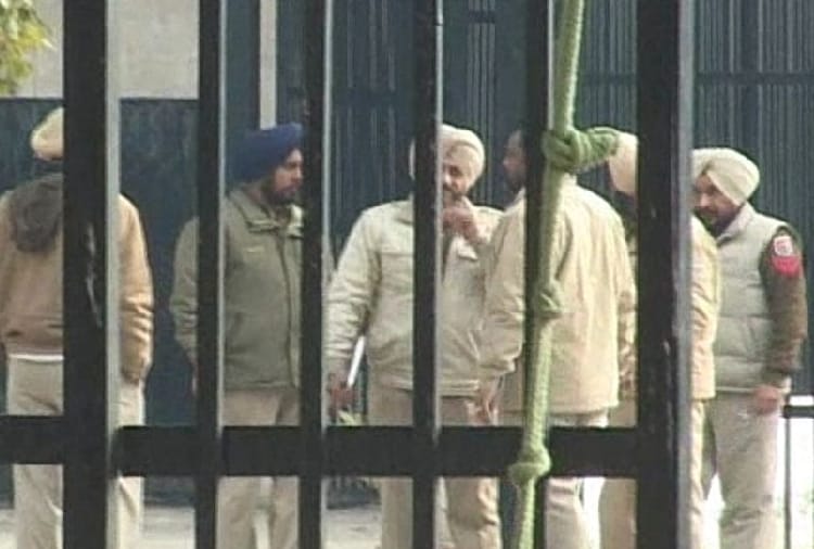 12 mobile phones found in Nabha jail of Punjab