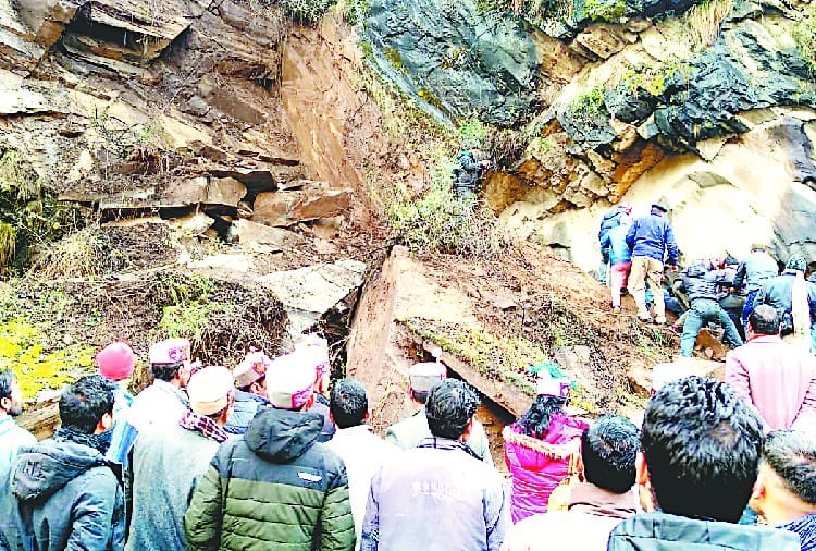 भूस्खलन की चपेट में आई जीप, तीन घायल