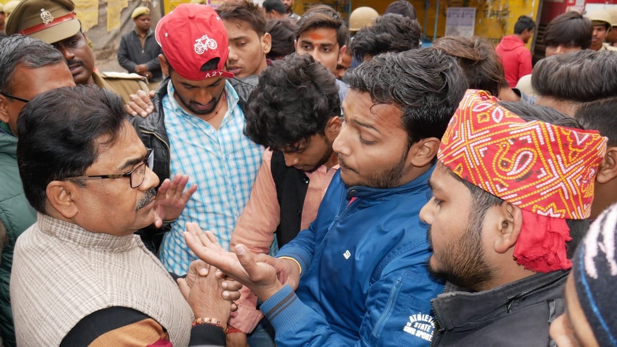 Student Union president set fire to protest against beating in mirzapur
