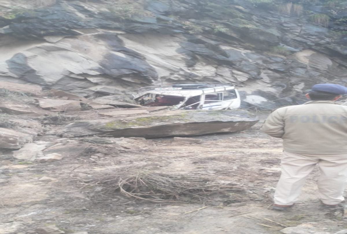 landslide on vehicle in kullu himachal