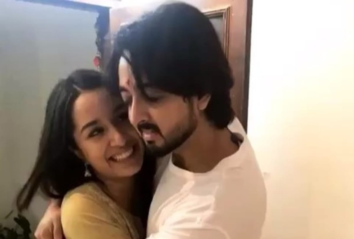 actress Padmini Kolhapure son will debuts film Sab Kushal Mangal with Priyaank Sharma