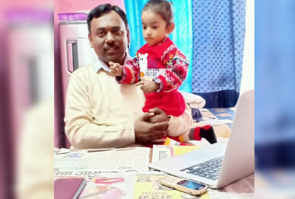 Amar Ujala campaign share Selfie with daughters at work on National Girl Child Day prayagraj