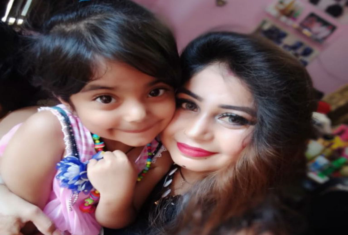 national girls day selfie with daughter at workplace in agra