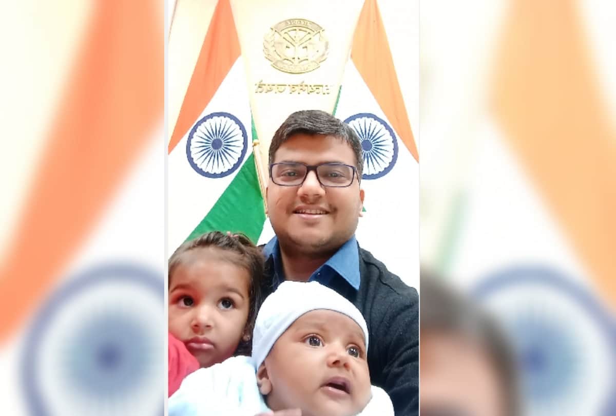 Amar Ujala campaign share Selfie with daughters at work on National Girl Child Day prayagraj