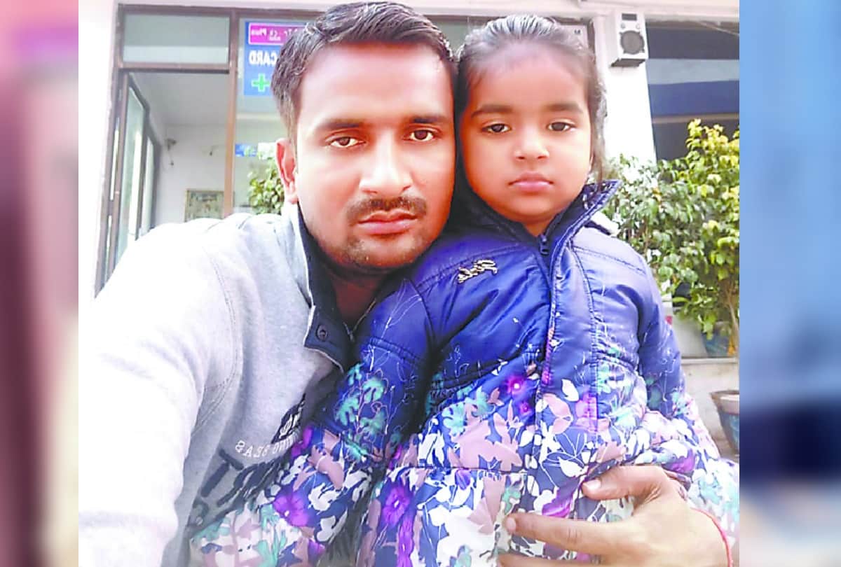Amar Ujala campaign share Selfie with daughters at work on National Girl Child Day prayagraj