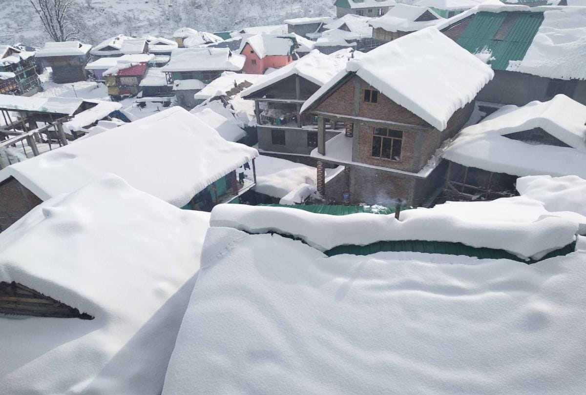four nh and more than six hundred roads closed in himachal due to snowfall
