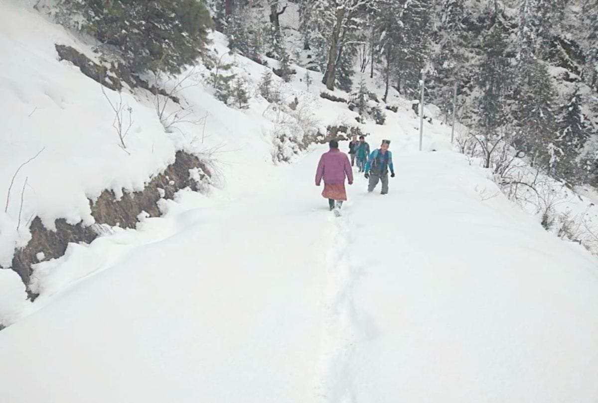 four nh and more than six hundred roads closed in himachal due to snowfall
