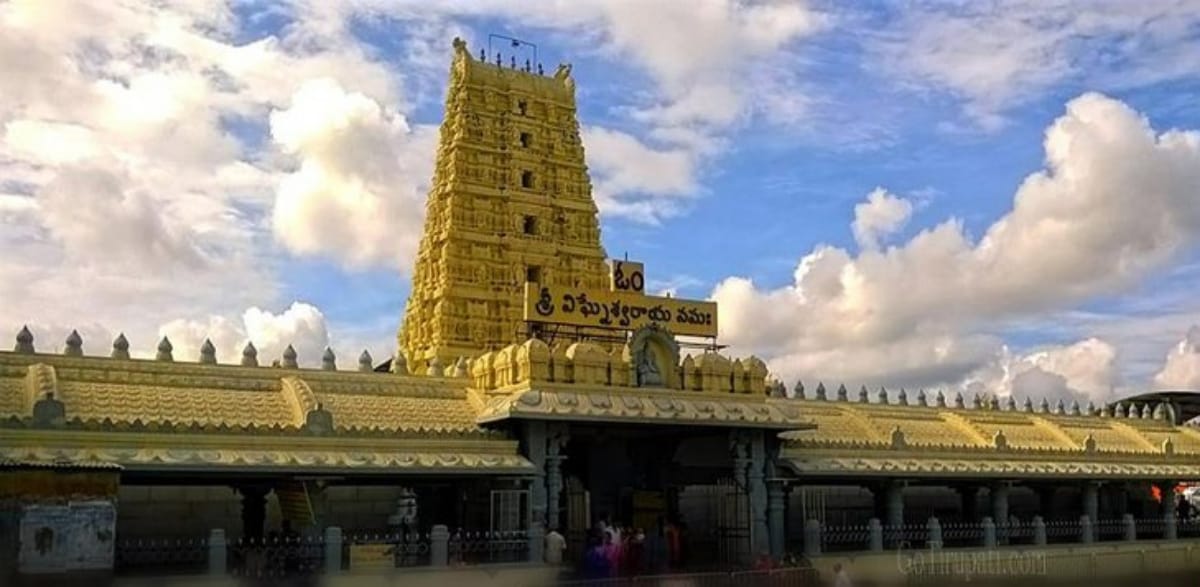 lord Ganesha kanipakam temple in Chittoor is miracle his size increase everyday and disabled healed