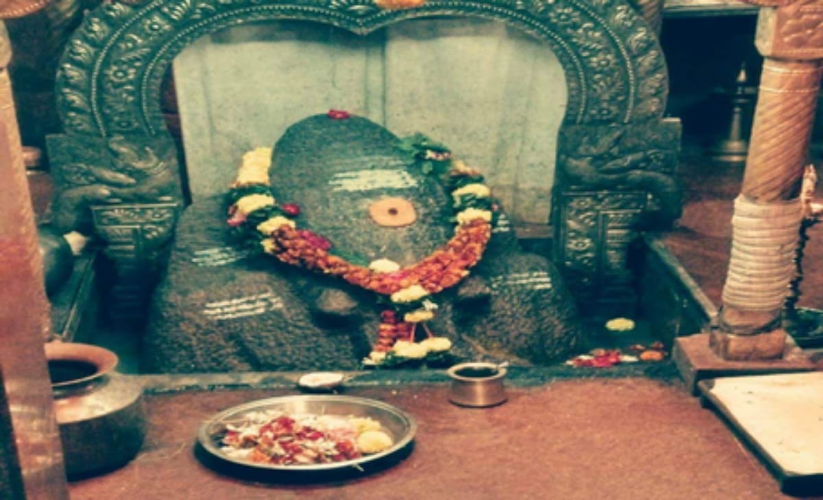 lord Ganesha kanipakam temple in Chittoor is miracle his size increase everyday and disabled healed