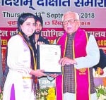 छात्रा अनम को सम्मानित करते राज्यपाल।