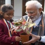 ईहा दीक्षित को पौधा देकर सम्मानित करते पीएम मोदी