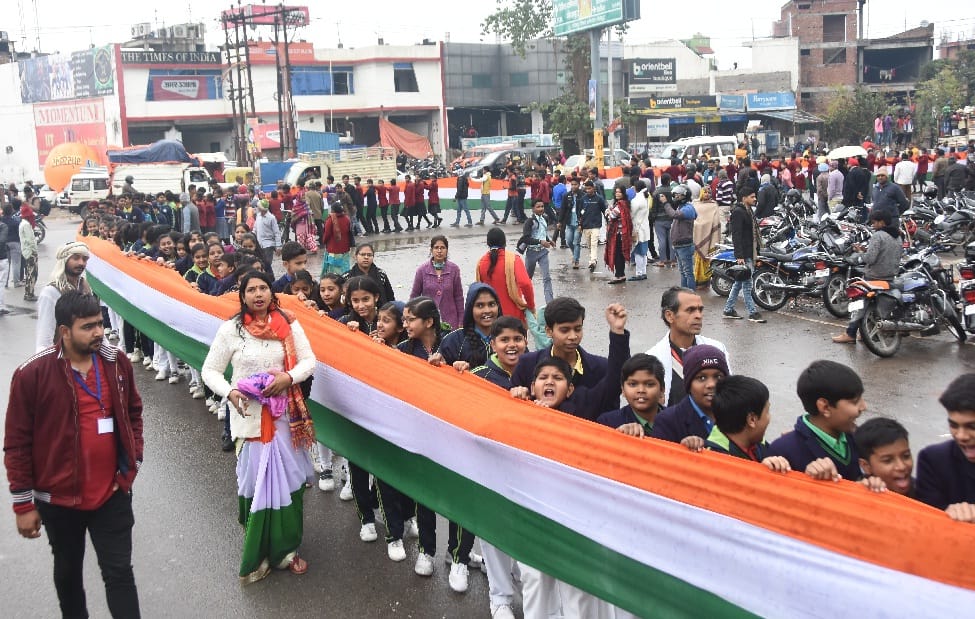ठंडा मौसम, देशभक्ति की गर्मी... और लहराया सबसे लंबा तिरंगा
