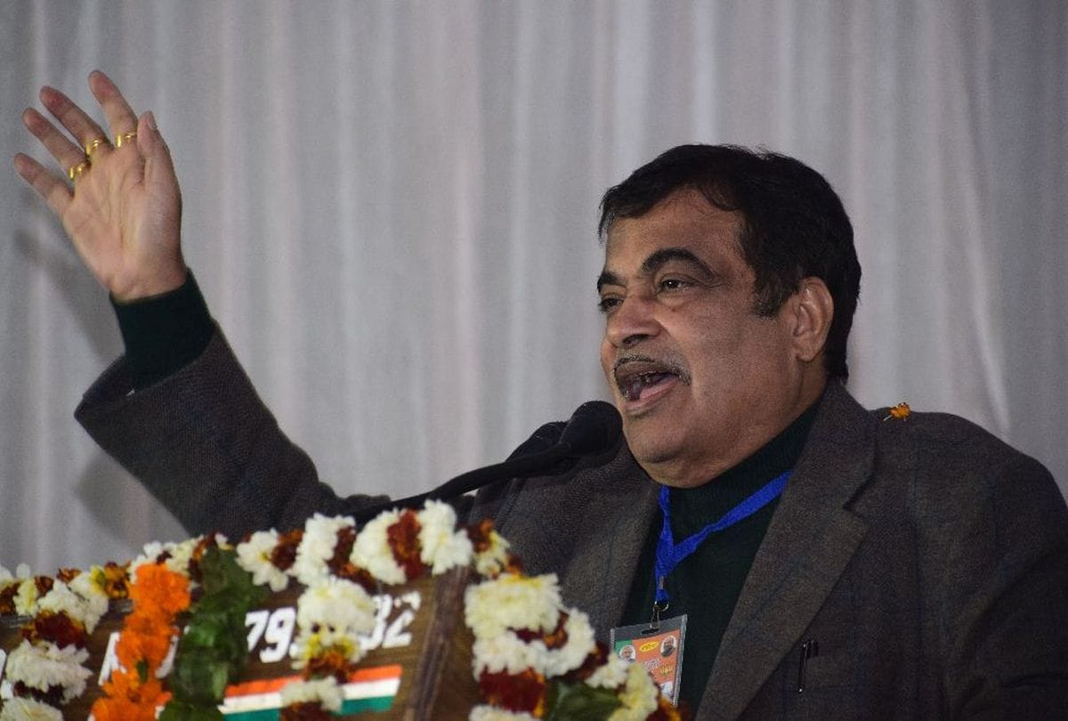 nitin gadkari slams sp bsp and congress in agra