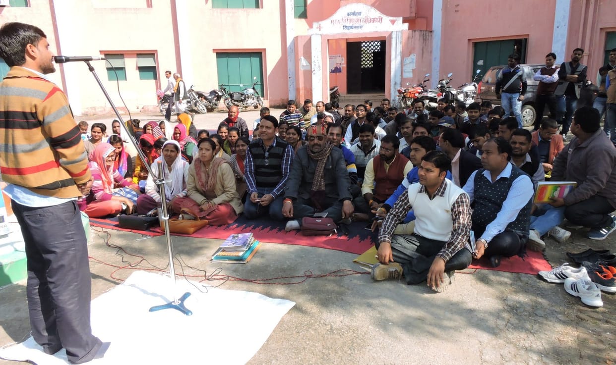 संविदा कर्मियों के समर्थन में आए कर्मचारी संगठन