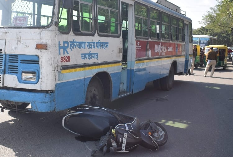 a woman Death in Roadway bus collision with Scooty in chandigarh