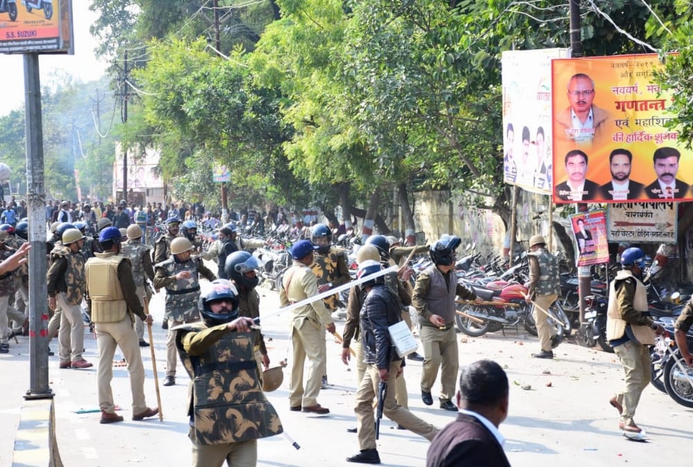clash between lawyers and police men in barabanki.