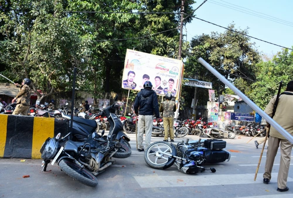 clash between lawyers and police men in barabanki.