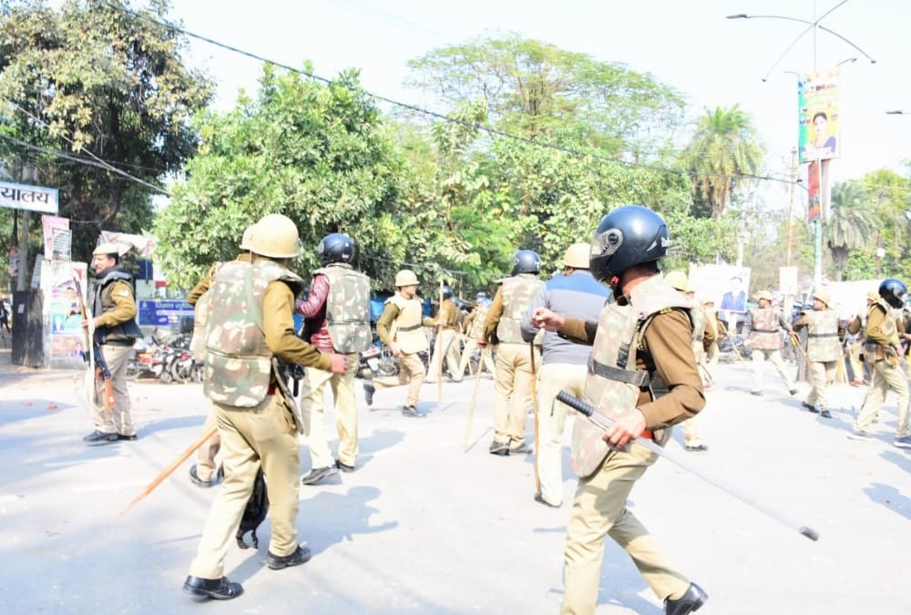 clash between lawyers and police men in barabanki.