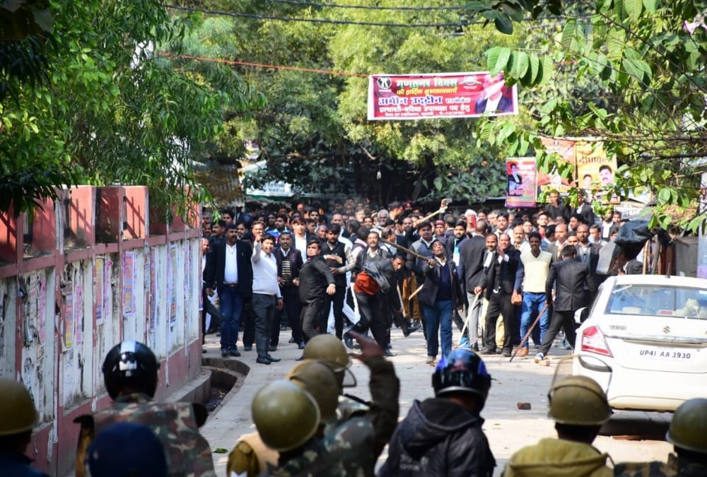 clash between lawyers and police men in barabanki.