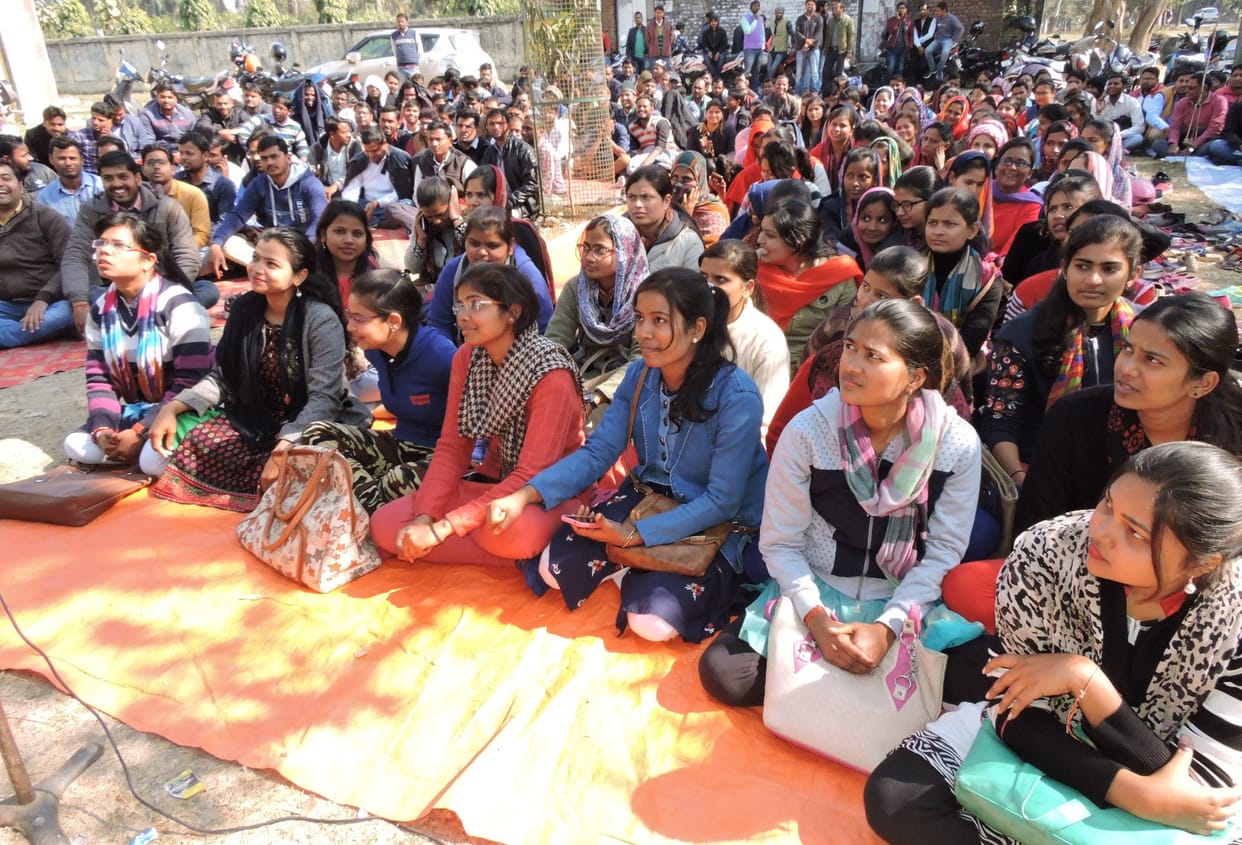 वेतन के लिए नवनियुक्त शिक्षकों ने धरना दिया