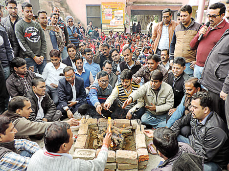 sarakaar kee buddhi-shuddhi ke lie kiya havan