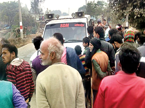 Khaira farmer surrounds Sawaijpur SDM