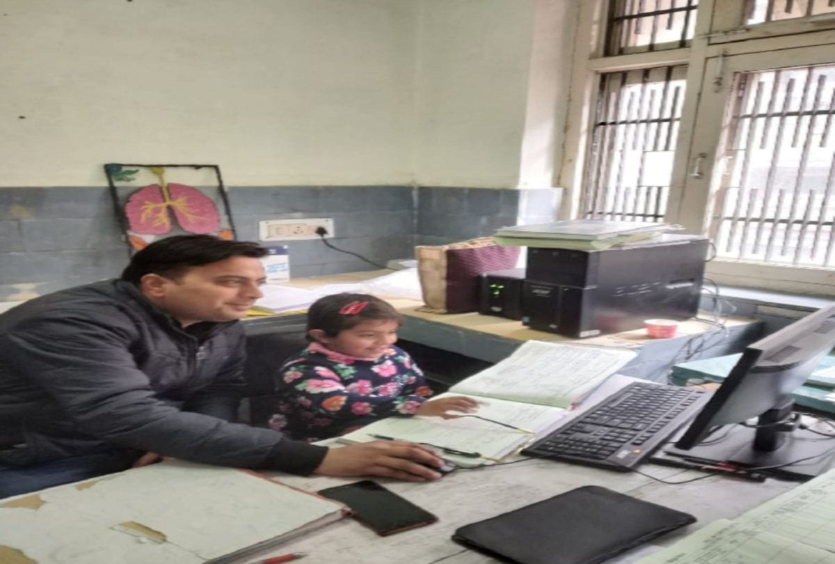 national girl child day: pics of daughters selfie at workplace in kangra himachal himachal