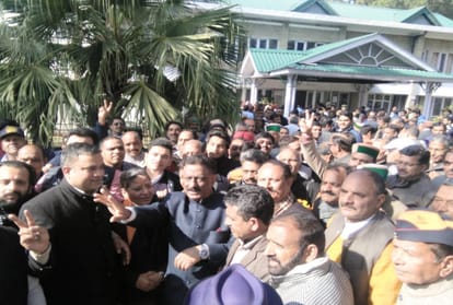 himachal congress president Convoy play hooter for 40 km in hamirpur himachal