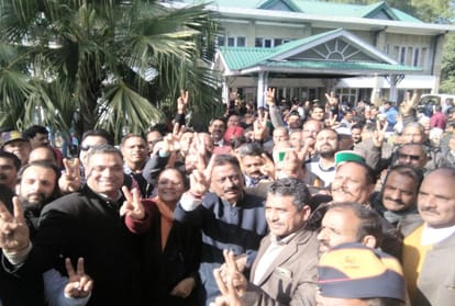 himachal congress president Convoy play hooter for 40 km in hamirpur himachal