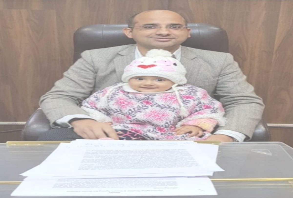 national girl child day: pics of daughters selfie at workplace in himachal pradesh