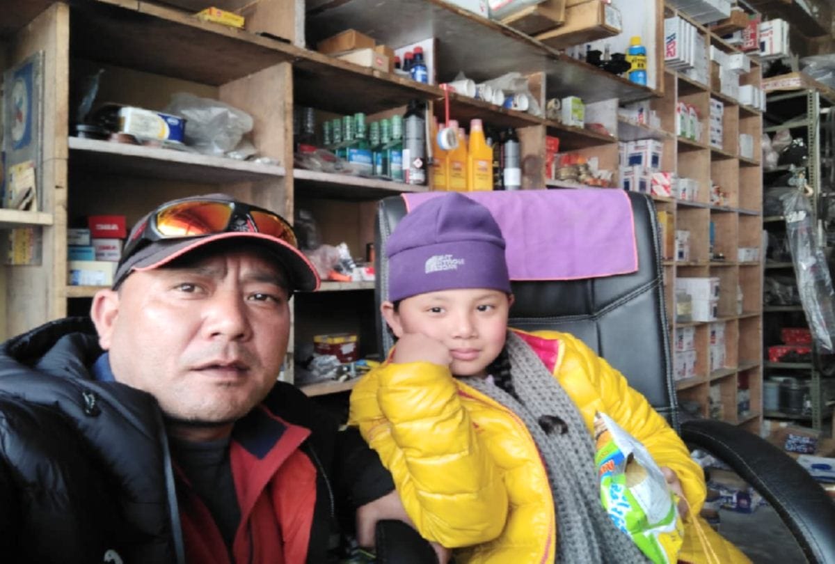 national girl child day: pics of daughters selfie at workplace in himachal pradesh
