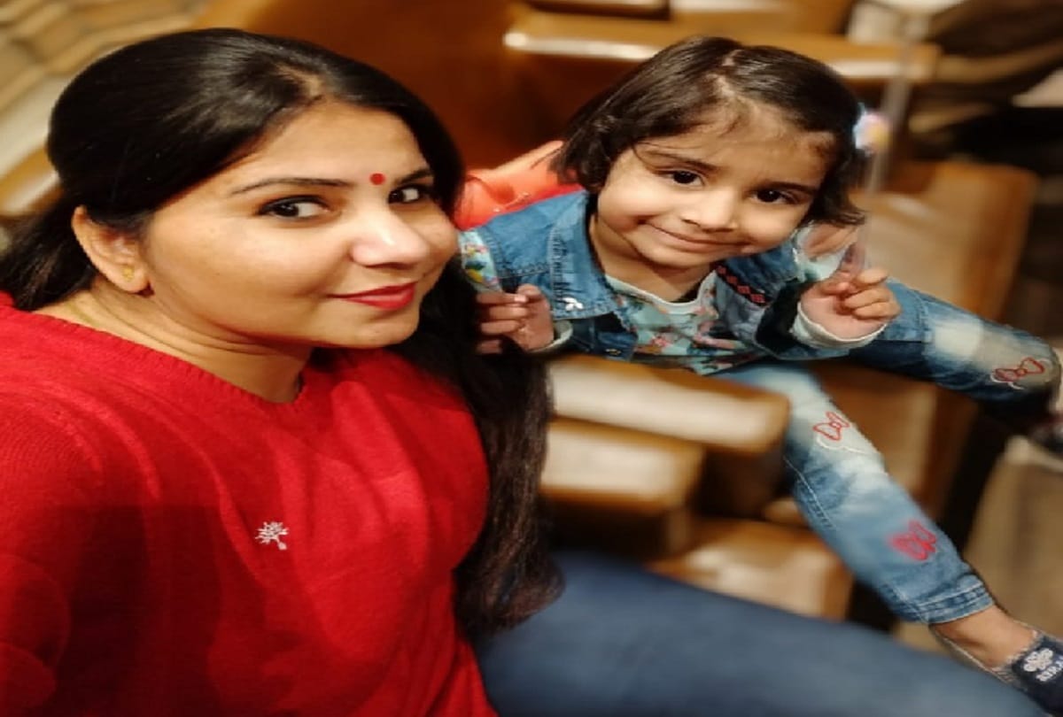 Shamli, National Girl Child Day daughters selfie with parents at workplace in UP