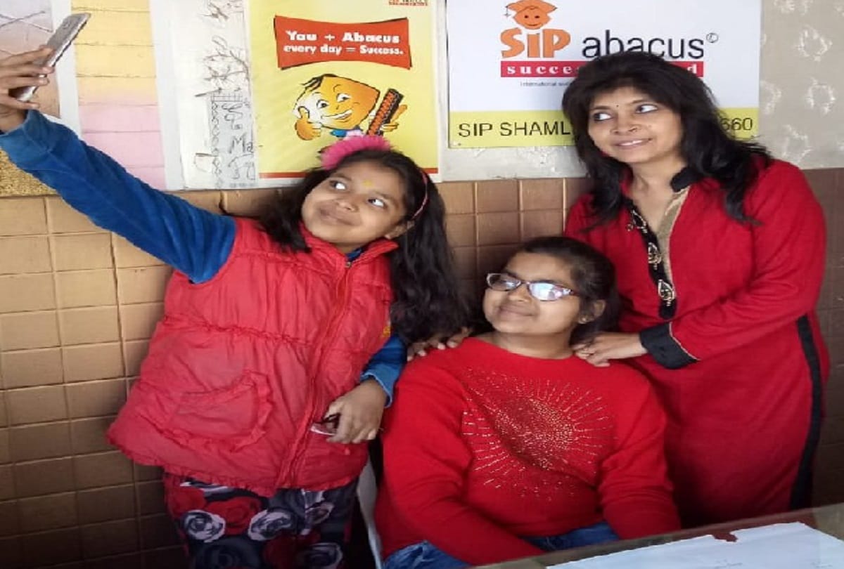 Shamli, National Girl Child Day daughters selfie with parents at workplace in UP