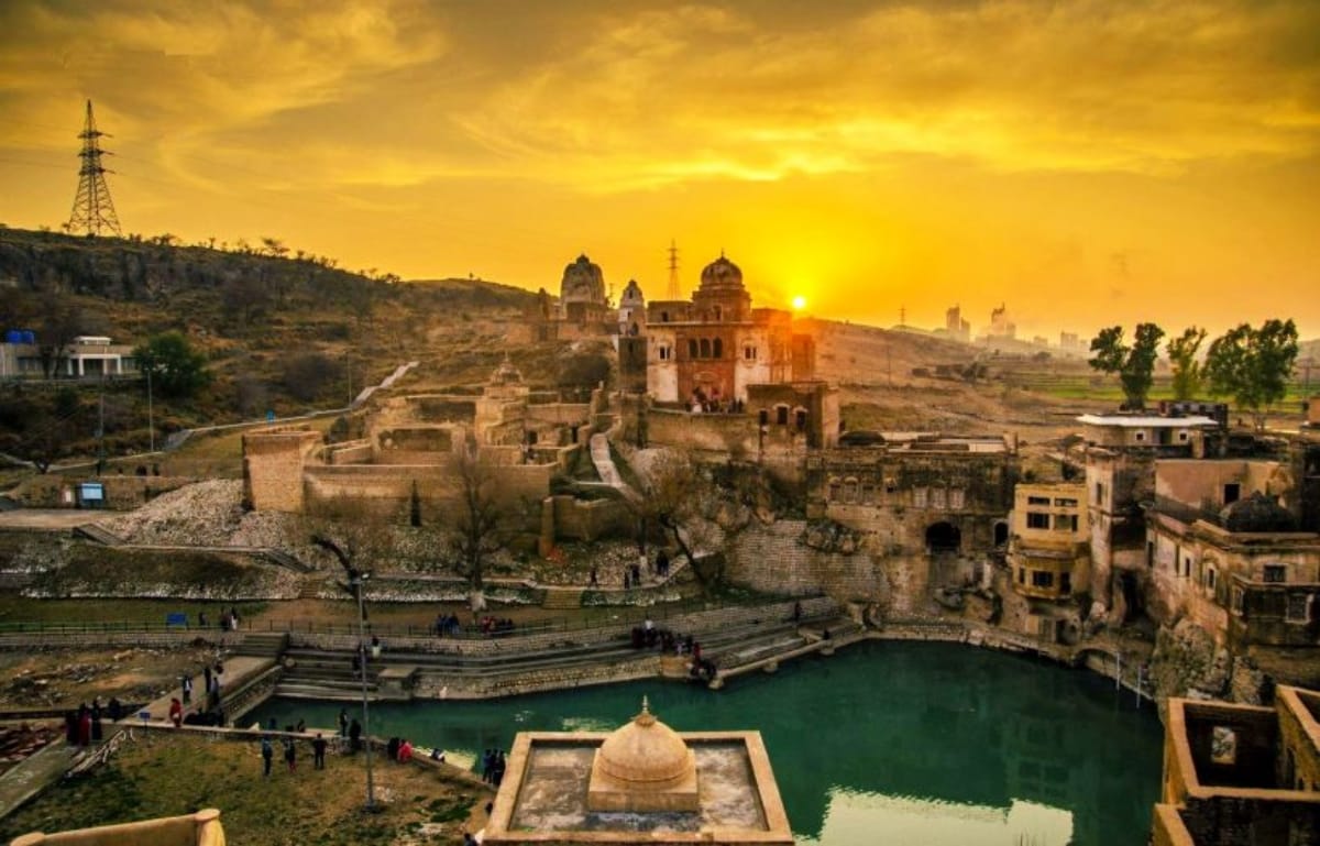7 historical temples located in Pakistan, Muslims also bow their heads