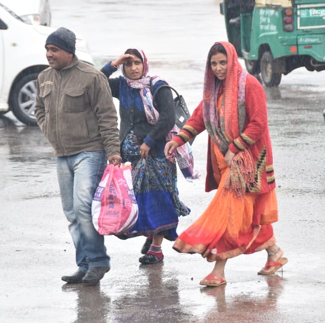 बदली, बारिश से बदला मौसम, बढ़ी ठंड