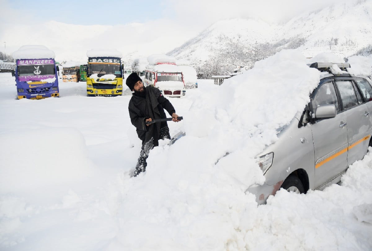 approx 2500 people stuck on jammu srinagar national highway from last eight days