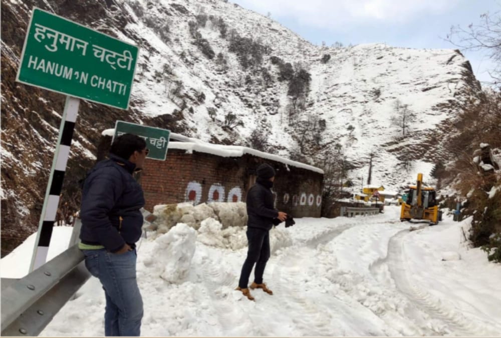 Avalanche on gangotri highway after heavy snowfall in uttarakhand
