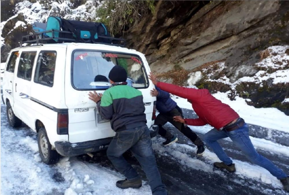 heavy snowfall and rainfall in jammu-kashmir, highway blocked, flights from srinagar cancelled
