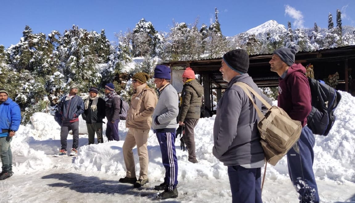 Avalanche on gangotri highway after heavy snowfall in uttarakhand