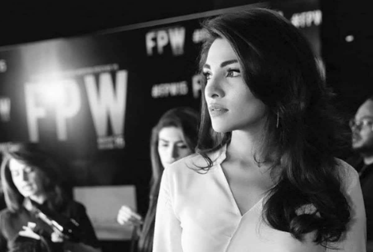 after salman khan here a pakistan tv actress model images looks like priyanka chopra