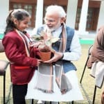 ईहा दीक्षित को पौधा देकर सम्मानित करते पीएम मोदी