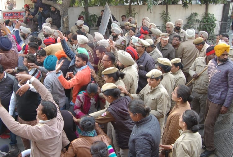 tet pass unemployed youth protest outside minister soni's house in Amritsar