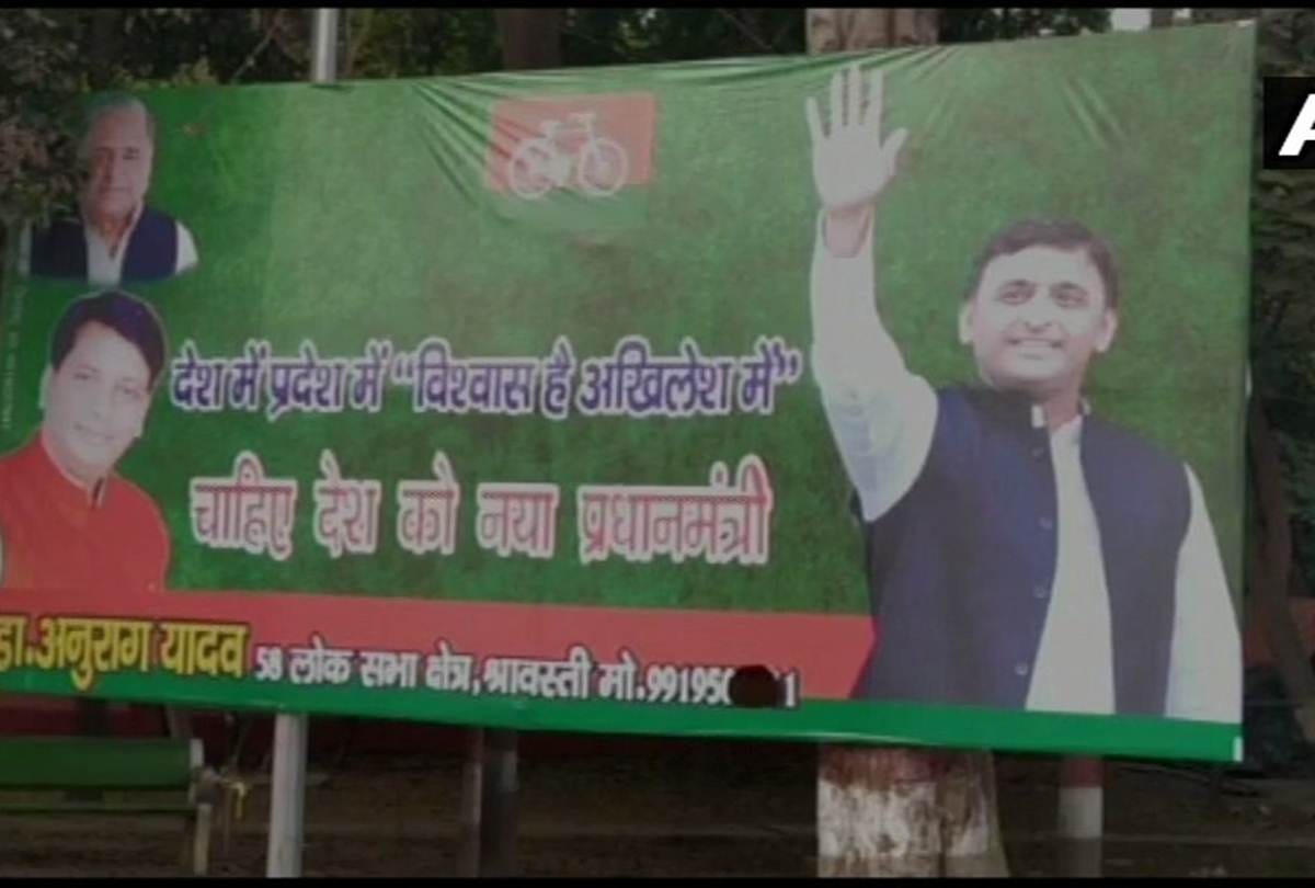 akhilesh yadav poster launch as pm candidate in street of lucknow