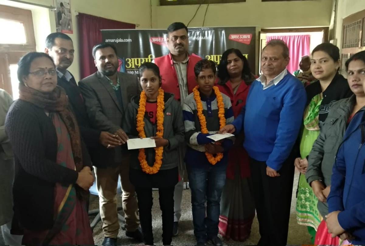 Amar Ujala honored struggle of daughters who run male salon in Kushinagar