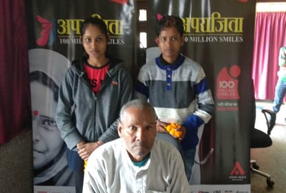 Amar Ujala honored struggle of daughters who run male salon in Kushinagar