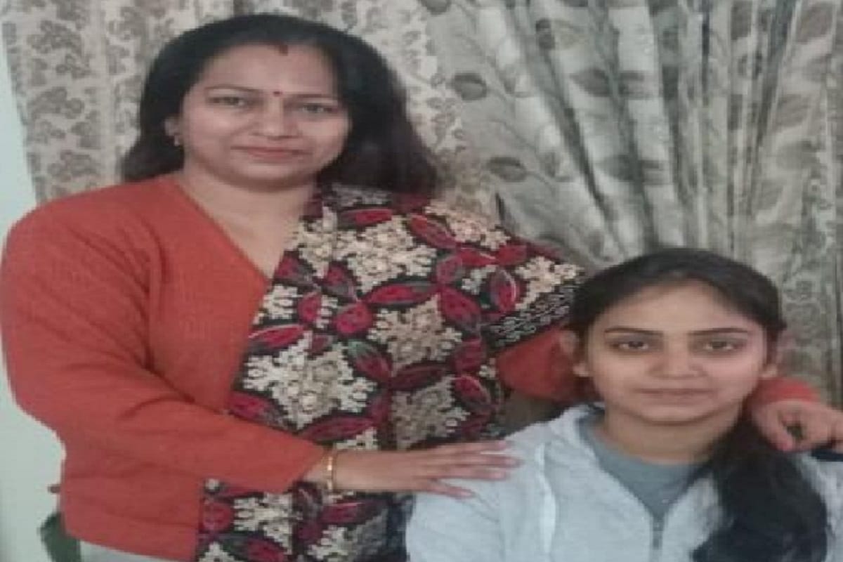 Meerut, Daughters at the workplace selfie with parents in UP