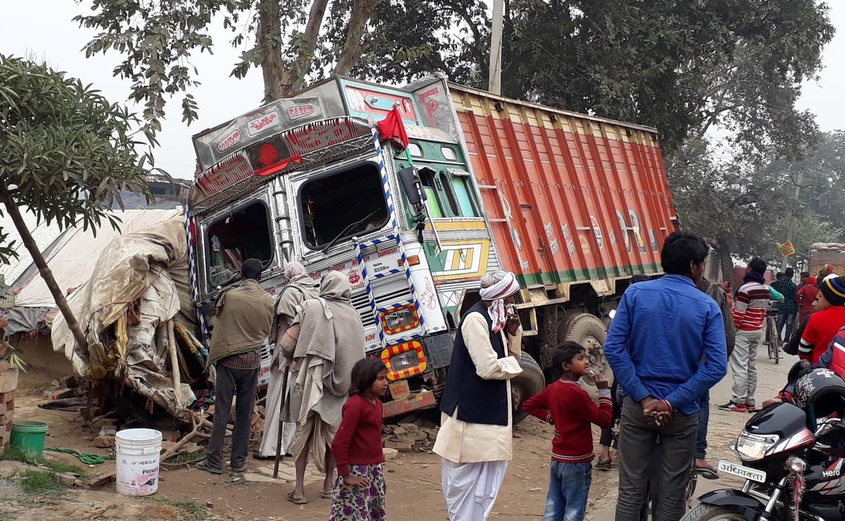 Truck entered in hut and killed a little boy while sleeping in Ghazipur