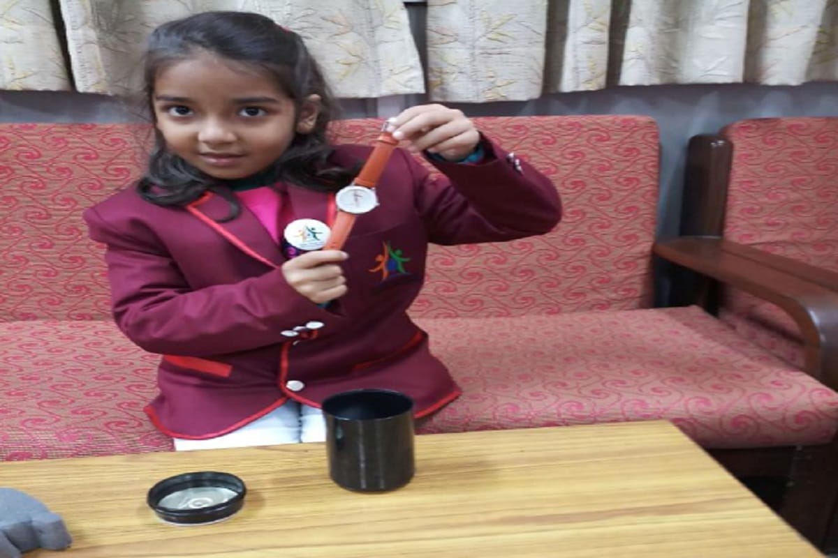 Meerut, Prime Minister Narendra Modi gave Eiha dixit a beautiful clock gift