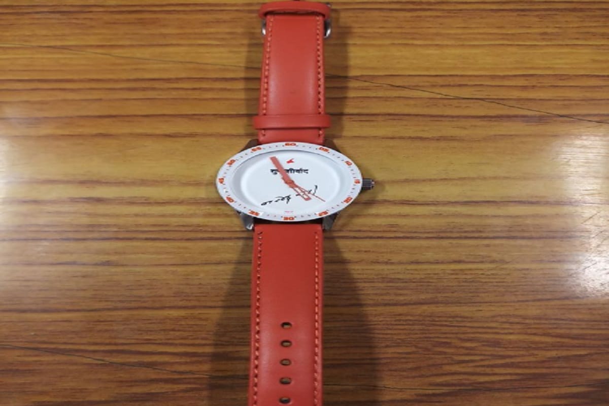 Meerut, Prime Minister Narendra Modi gave Eiha dixit a beautiful clock gift