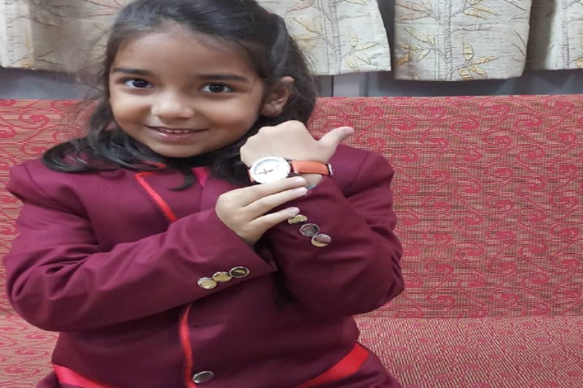 Meerut, Prime Minister Narendra Modi gave Eiha dixit a beautiful clock gift